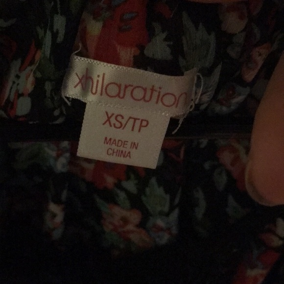 Floral sheer crop top with lace and ruffled bottom - Picture 8 of 8